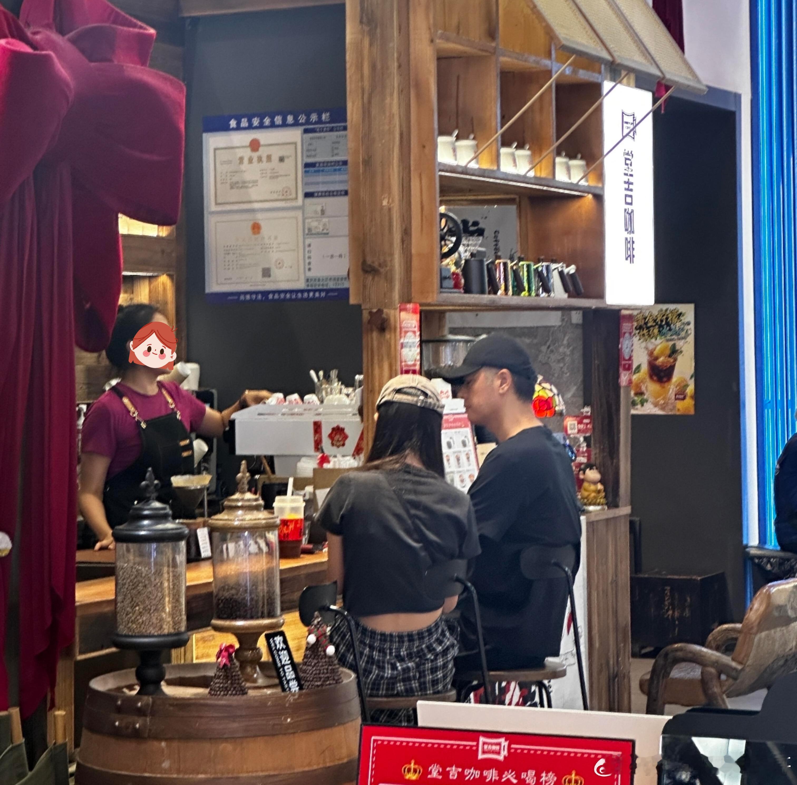 咖啡店偶遇任重孙骁骁偶遇任重孙骁骁喝咖啡 偶遇任重孙骁骁喝咖啡，形影不离感情好。