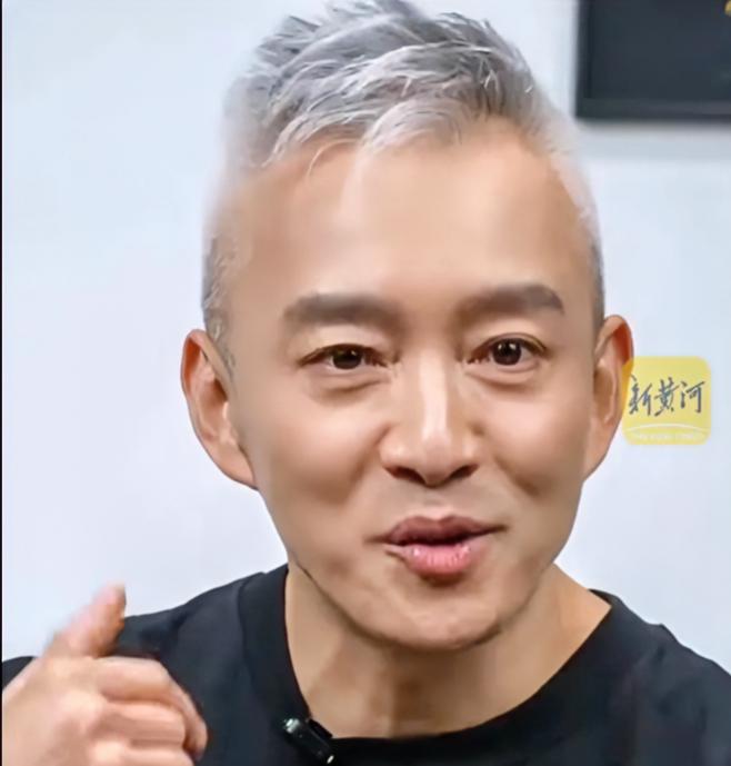 “前最帅央视主持人”复出，56岁已满头白发
10月31号晚上，前央视主持人亚宁开
