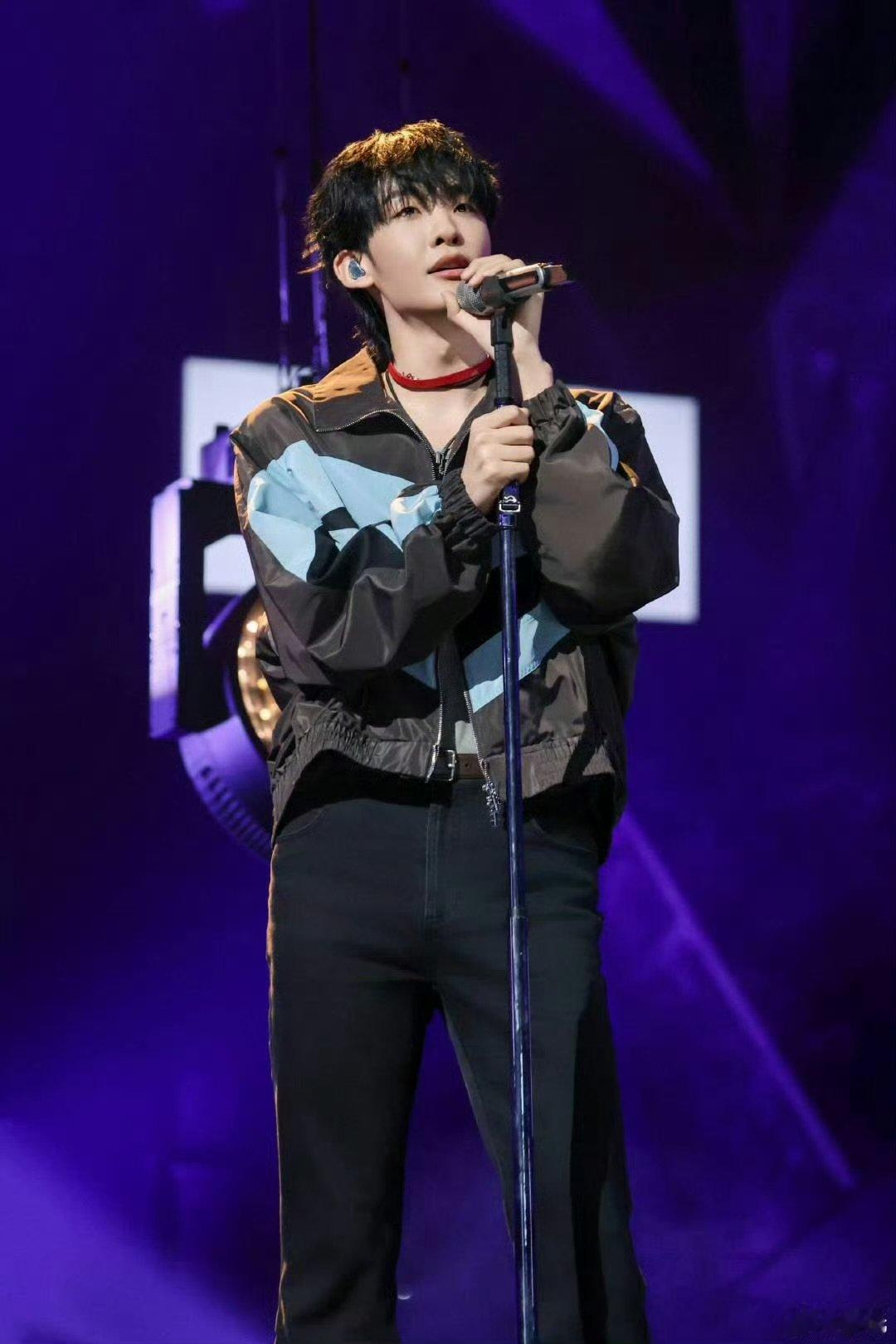 谁看王赫野和女伴跳舞能不笑看得出来他已经很努力了，奈何四肢根本不听自己的指挥。 