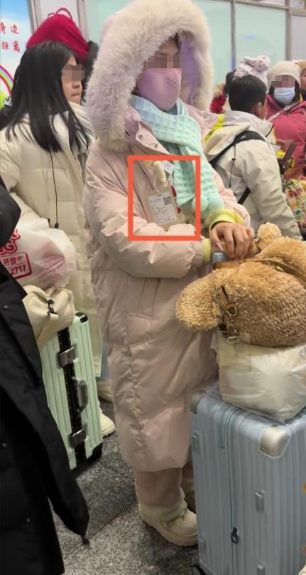 看看吧！吊牌也没撕，估计从黑龙江漠河回到她老家，就把羽绒服退了！
 
2025年