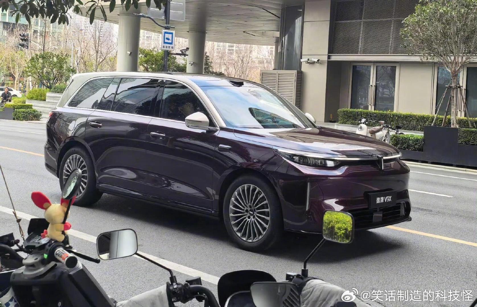 魏牌V9X实拍。在今年的极为卷的5米6座的市场里面，这算是最早发的品了。大家觉得