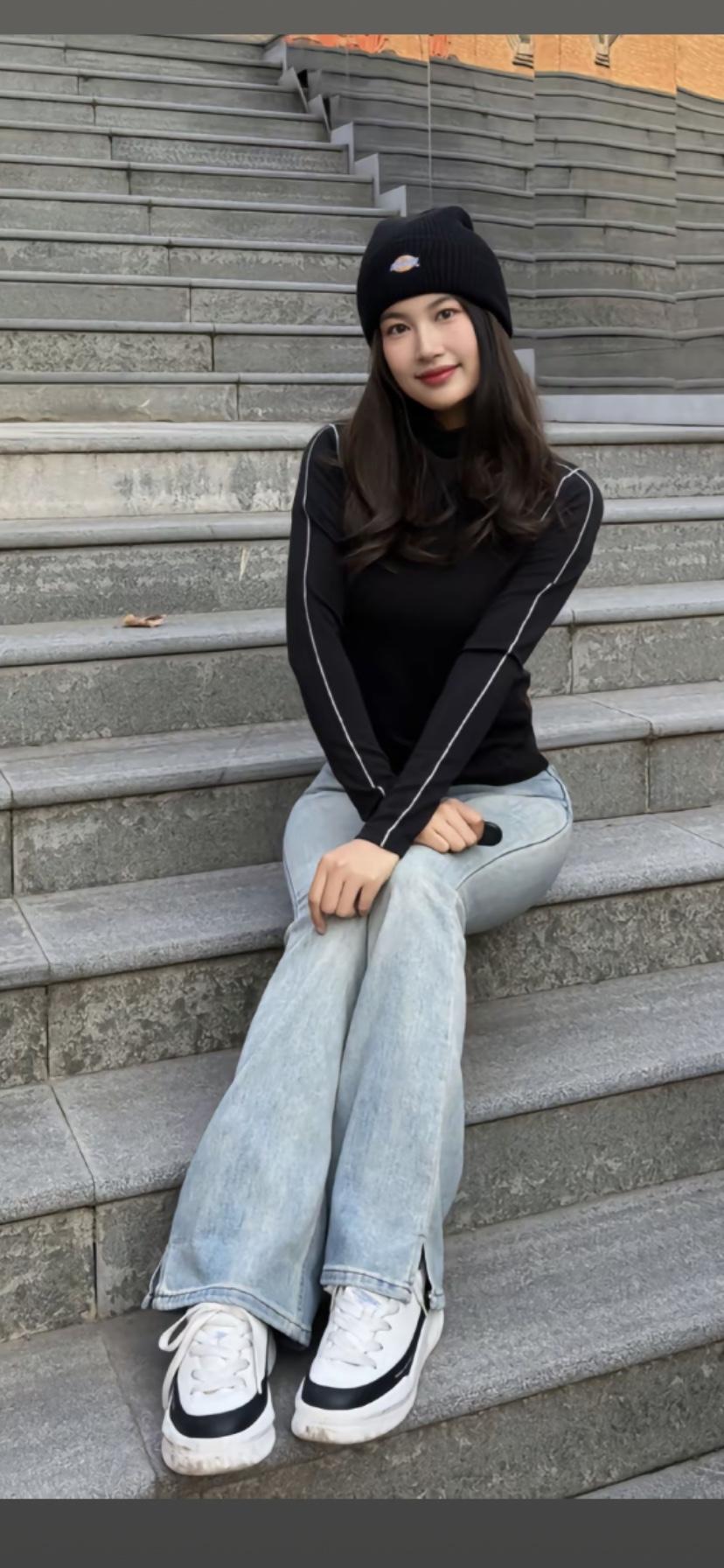 这姑娘靠着墙，笑得真开心。