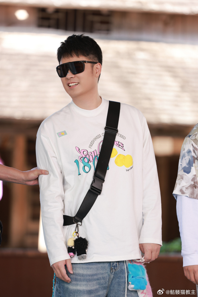 陈赫笑容真的会转移陈赫大概是把笑容转移刻进了综艺DNA，前一秒还在围观别人出糗，