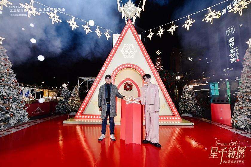 嘉陵江畔惊现18米“穿楼圣诞树”，超大星愿小镇一夜刷屏当冬季的第一阵江风吹过渝中