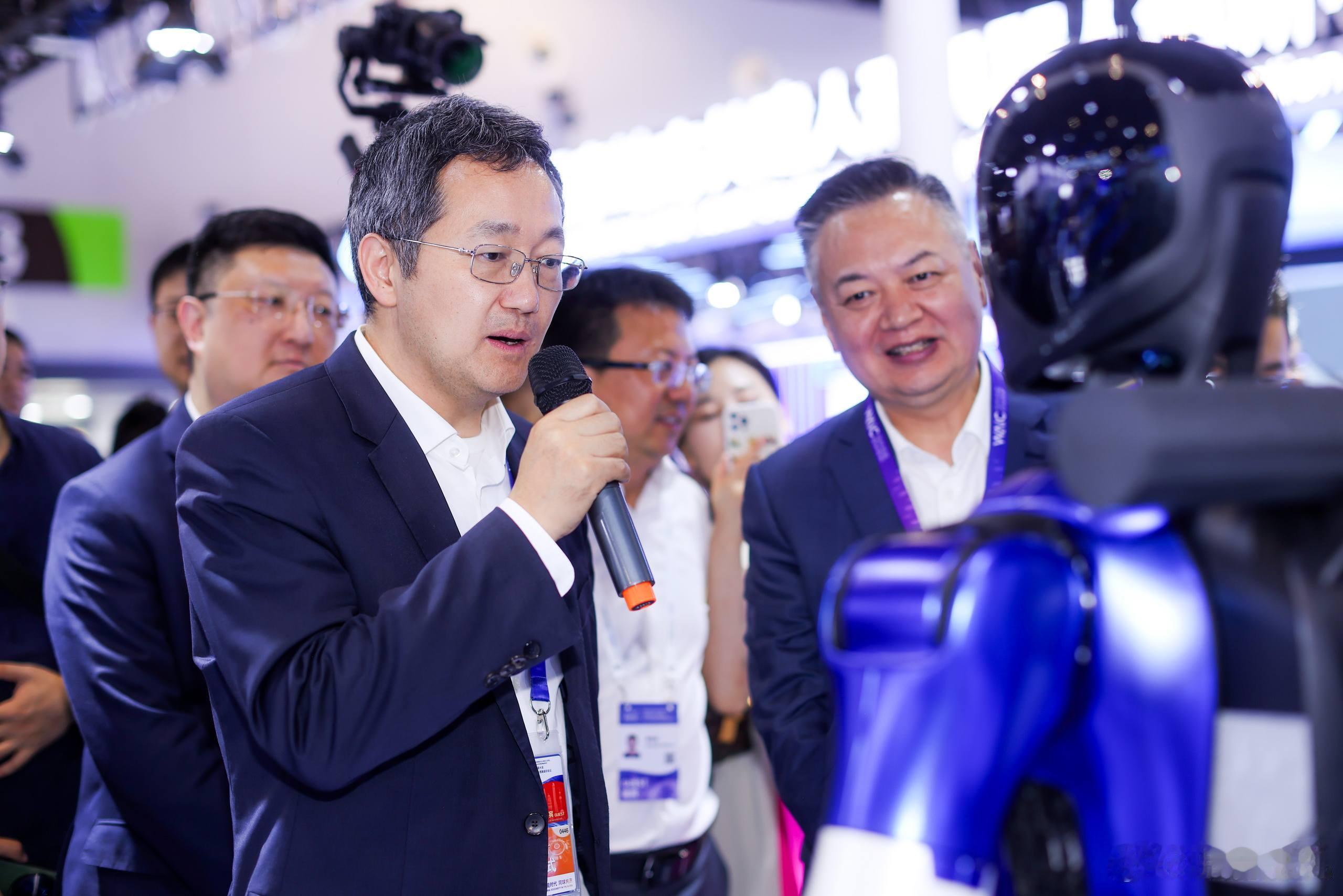 上海零塌房偶像天团来了 WAIC2025的C位展台智元机器人全家族产品集中亮相，