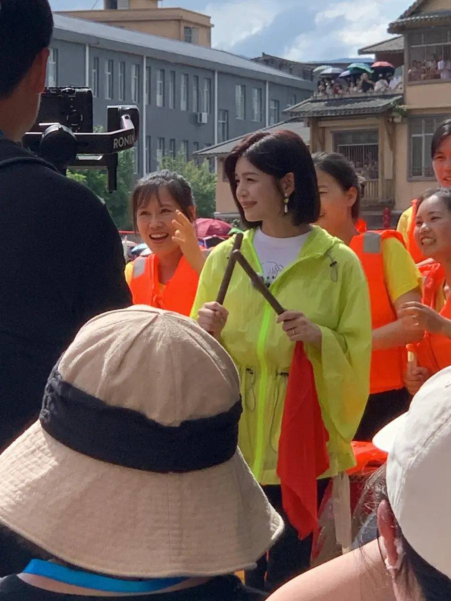 陈妍希最新节目路透曝光，全程戴婚戒疑似并未婚变。近日，陈晓与陈妍希的婚变传闻闹得