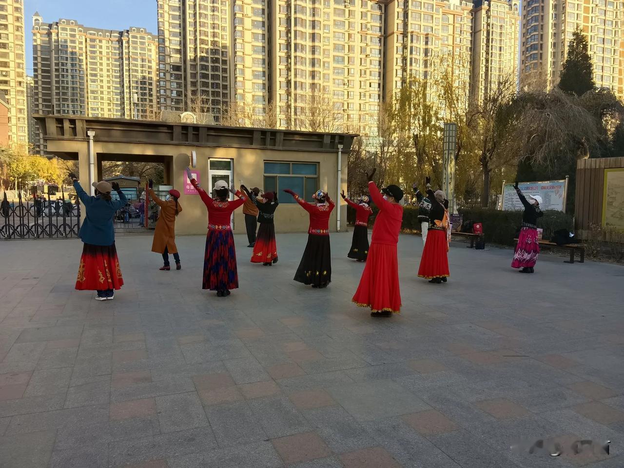 为什么女人锻炼身体健康的积极性这么高，几乎见不到男人的身影！