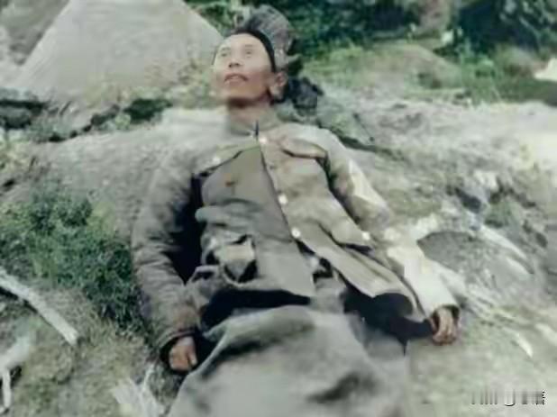 国军悍将戴之奇之死！躺在土堆上，临终怒斥胡琏不救
 
1946年的寒冬，在江苏宿