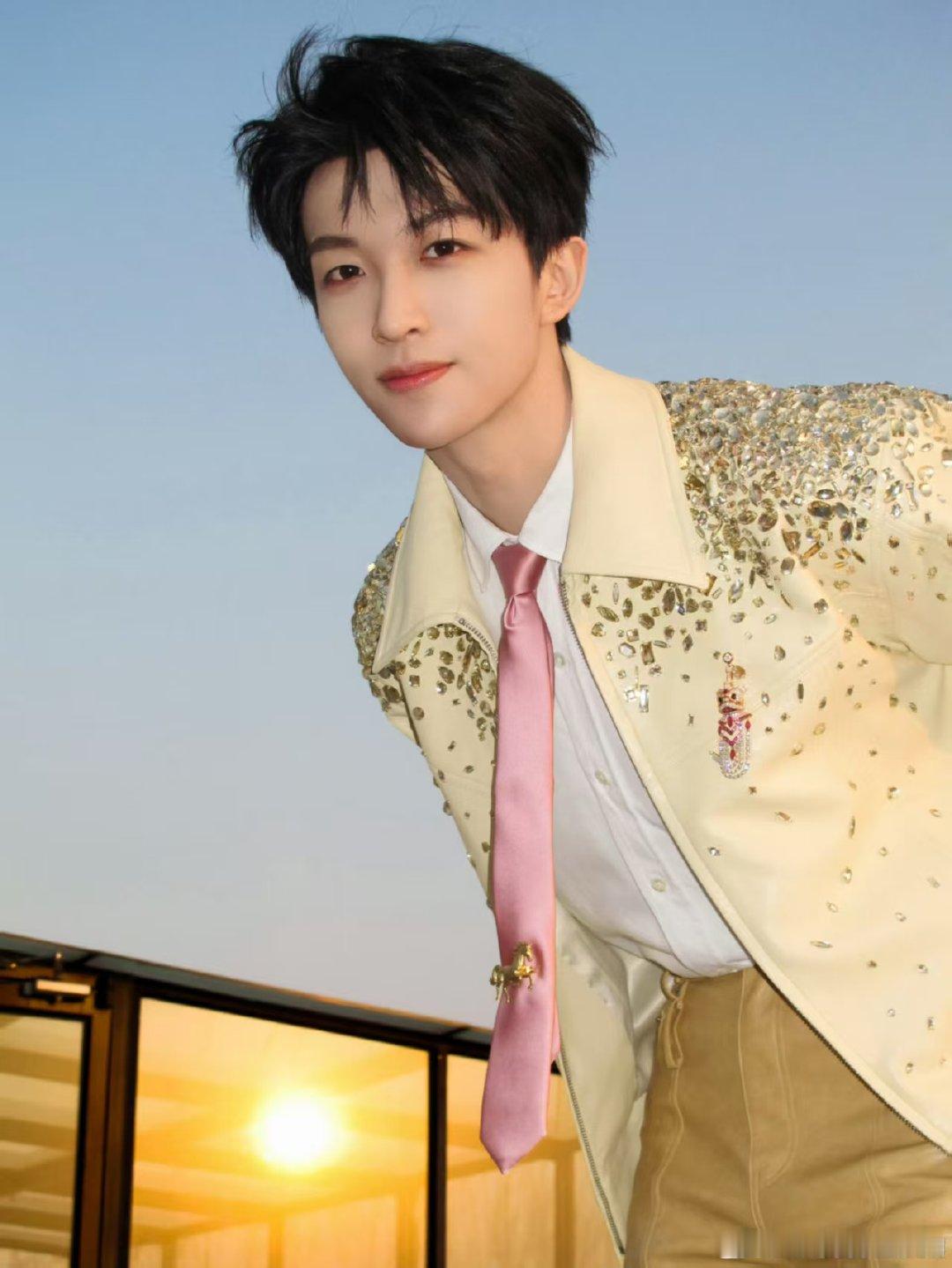 黄子弘凡笑的太有年味了 禁止不开心！黄子弘凡的笑容已送达，祝你马年做一匹无忧无虑