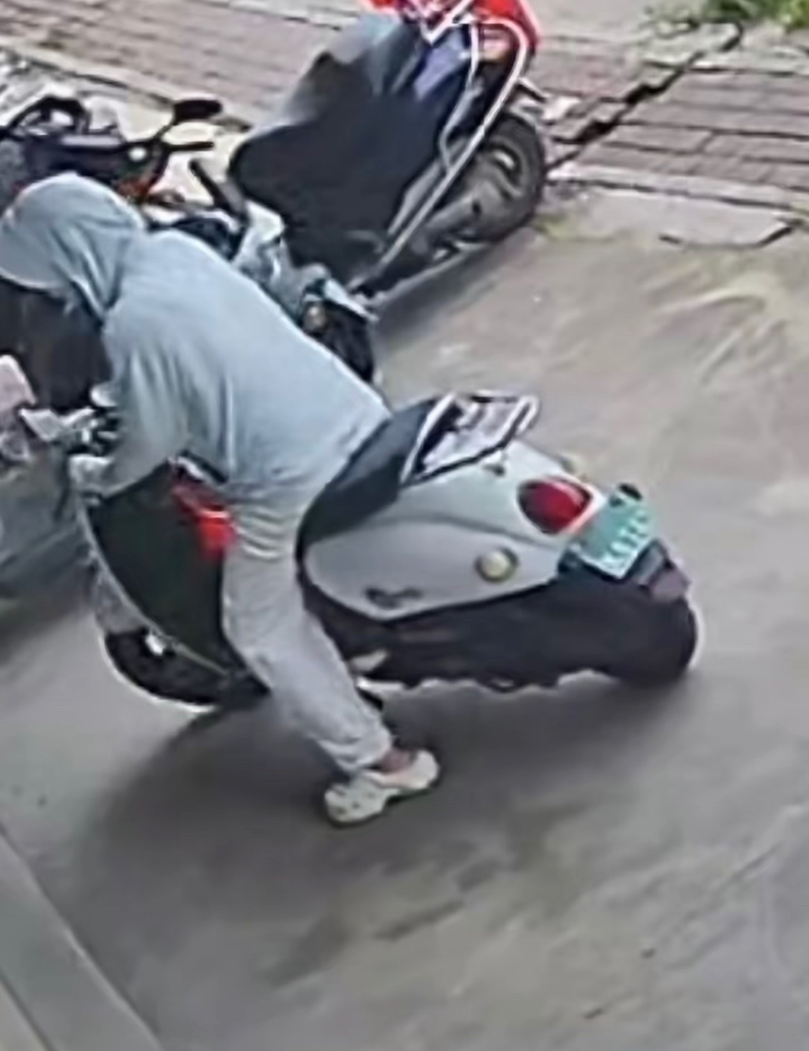 【玉林一门店被穿防晒衣带口罩女子骗奶粉】近日，网友爆料称：玉林的一门店被一名骑电