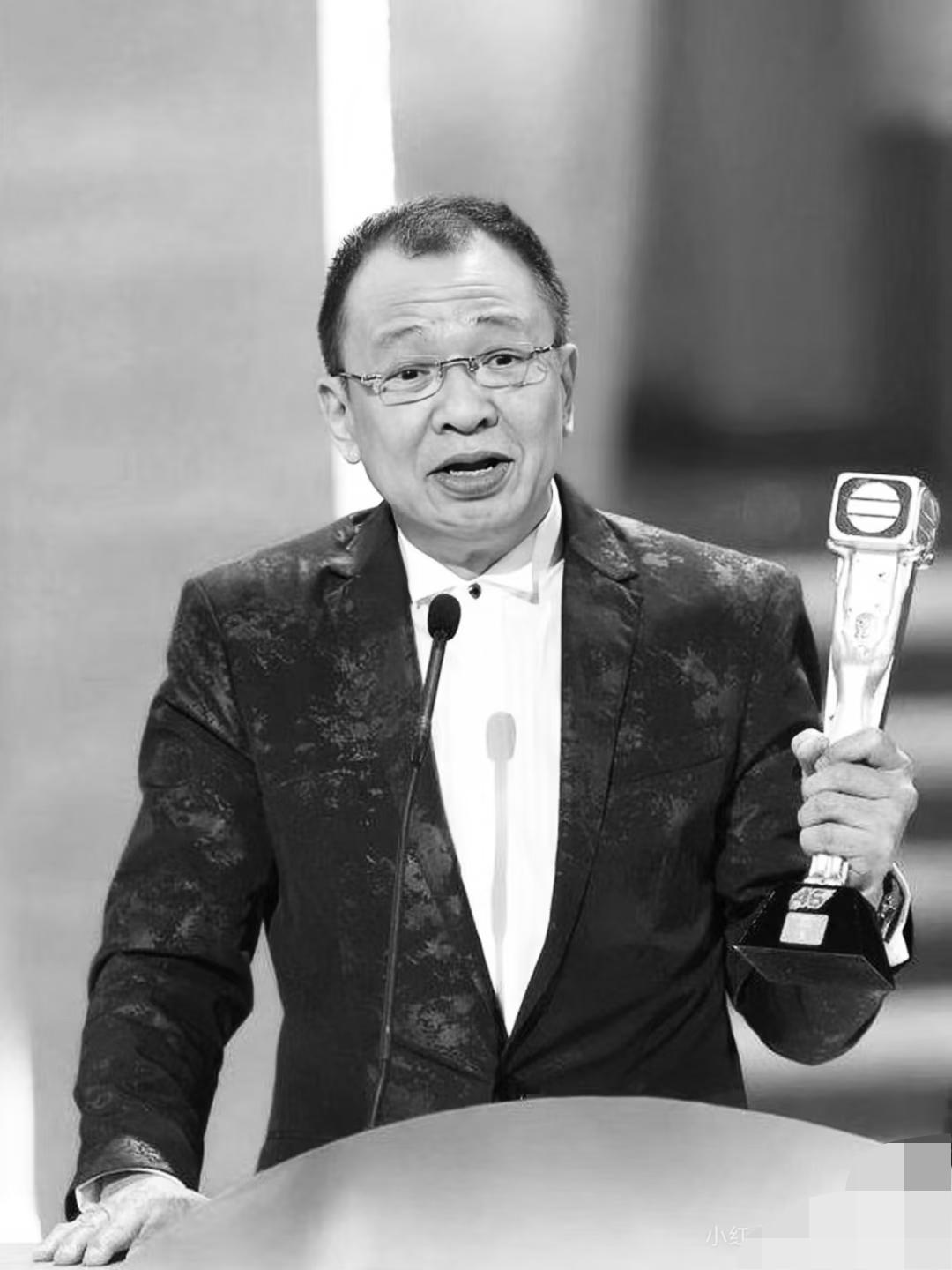 终于知道许绍雄去世
为什么大家会这么难过！
不是因为他留下的经典角色让人印象深刻