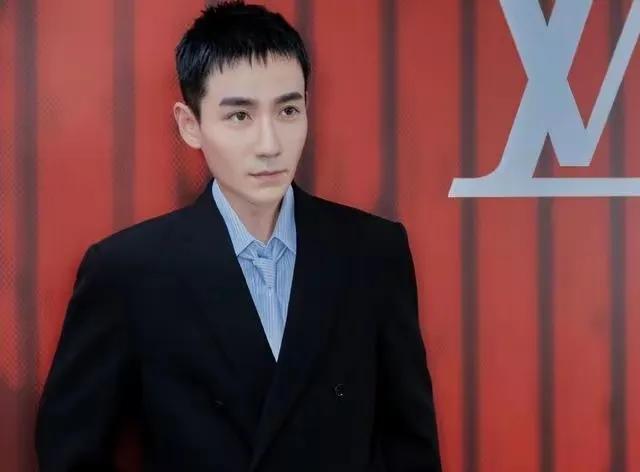 朱一龙不止是像梁朝伟了，就是成绩演技也不次于梁朝伟了。只是现在这个时代出现不了四