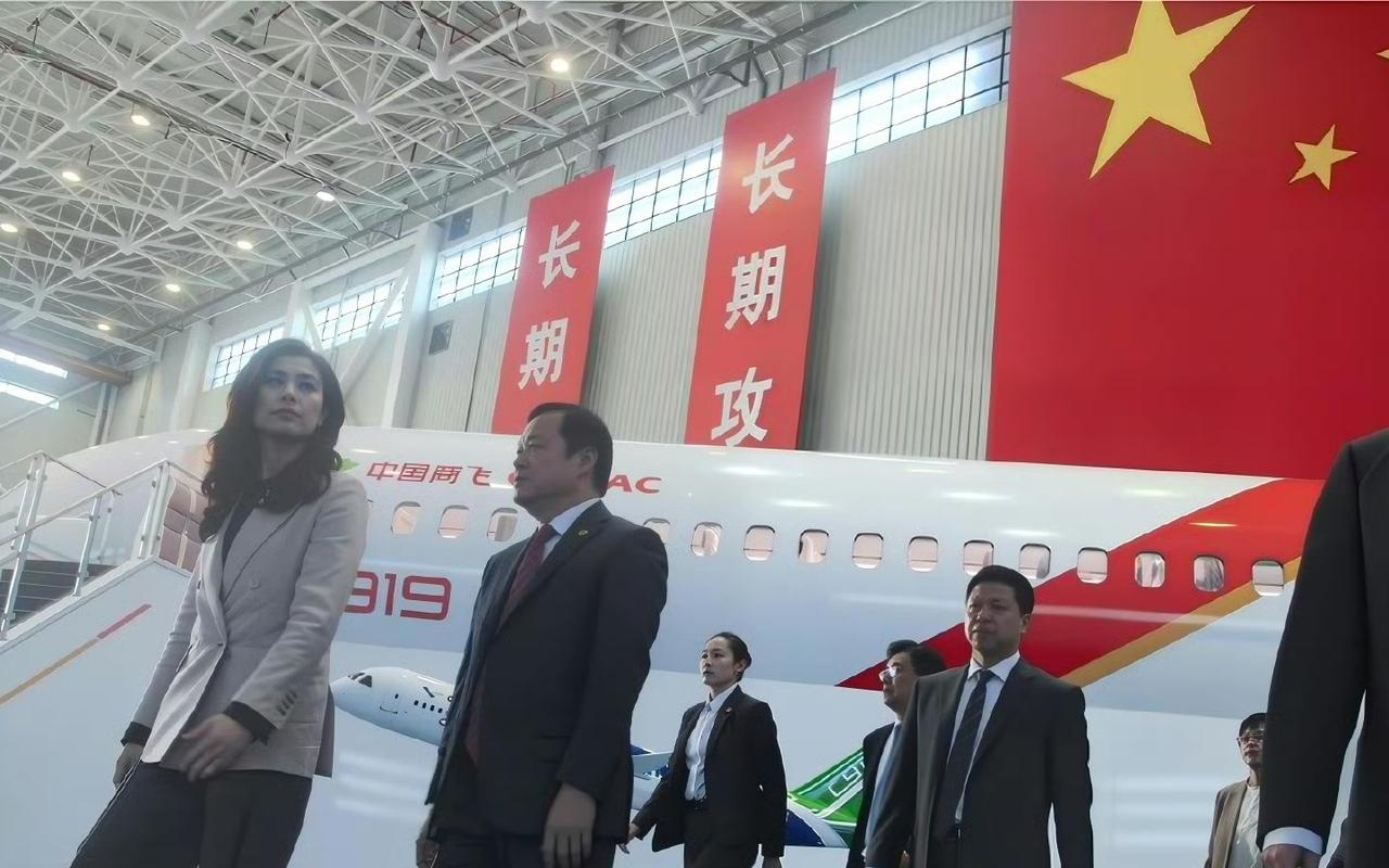 4月9日，中国国民党主席郑丽文在上海参访商飞公司。

现场图片中，有一张很有深意