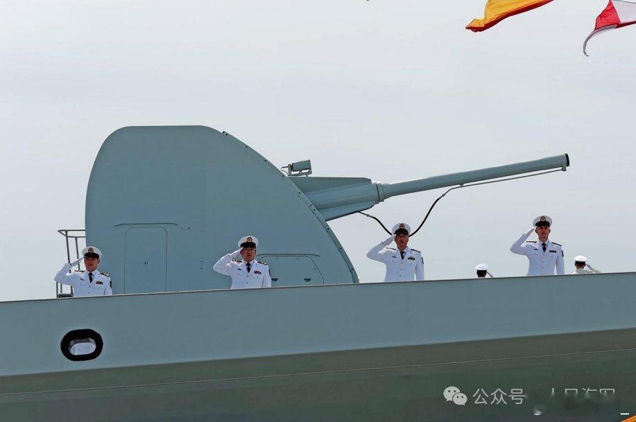 今天上午，搭载第十三批在韩志愿军烈士遗骸的“荣归50”飞临旅顺军港上空。鄂尔多斯