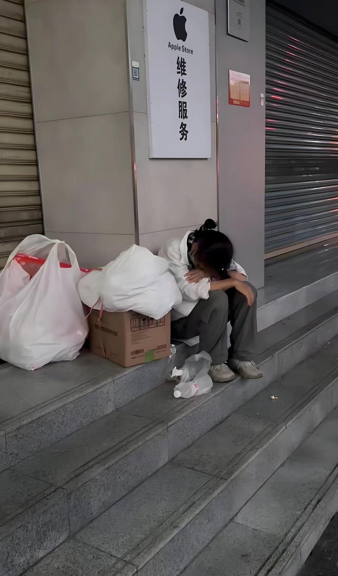 大女儿初中辍学一个人背着行李去广东打工，去了一个星期哭着喊着想回来读书！小儿子凌