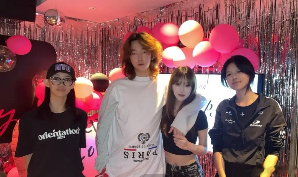 高露女儿庆17岁生日，男友露面190高个一身名牌，俩人恋爱快2年！ 