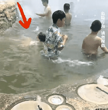 游泳池里一小女孩意外溺水不停挣扎，旁边小男孩看到伸手把女孩拉了起来，他可能都没意
