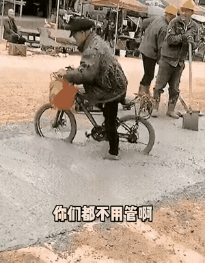 岁数大了，做啥事为啥就不能善良一些呢？视频中的工人们正在铺水泥路。这时，过来一位