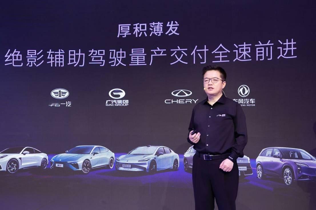 商汤绝影于上海车展发布多项生成式AI汽车创新技术，引领智能驾驶与座舱体验革新。其