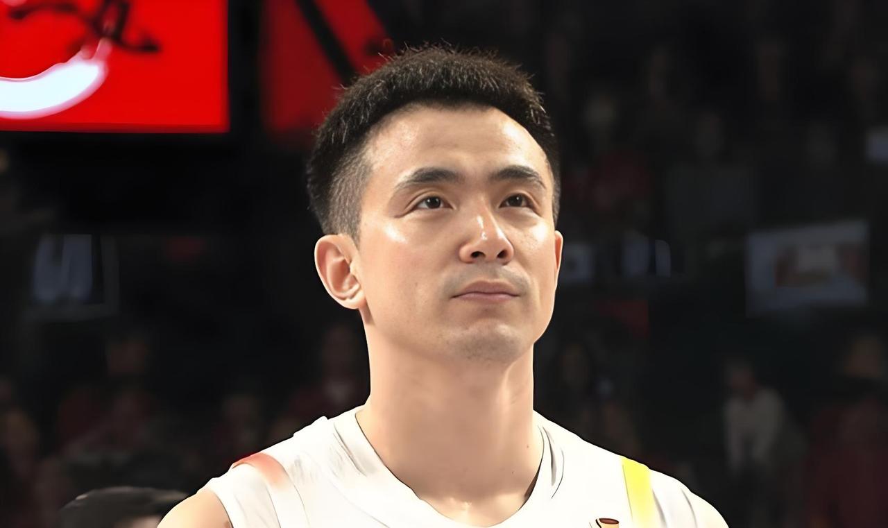 强烈建议赵继伟退出国家男篮！
作为了男篮的首发，几场热身赛下来，可以说是表现的一