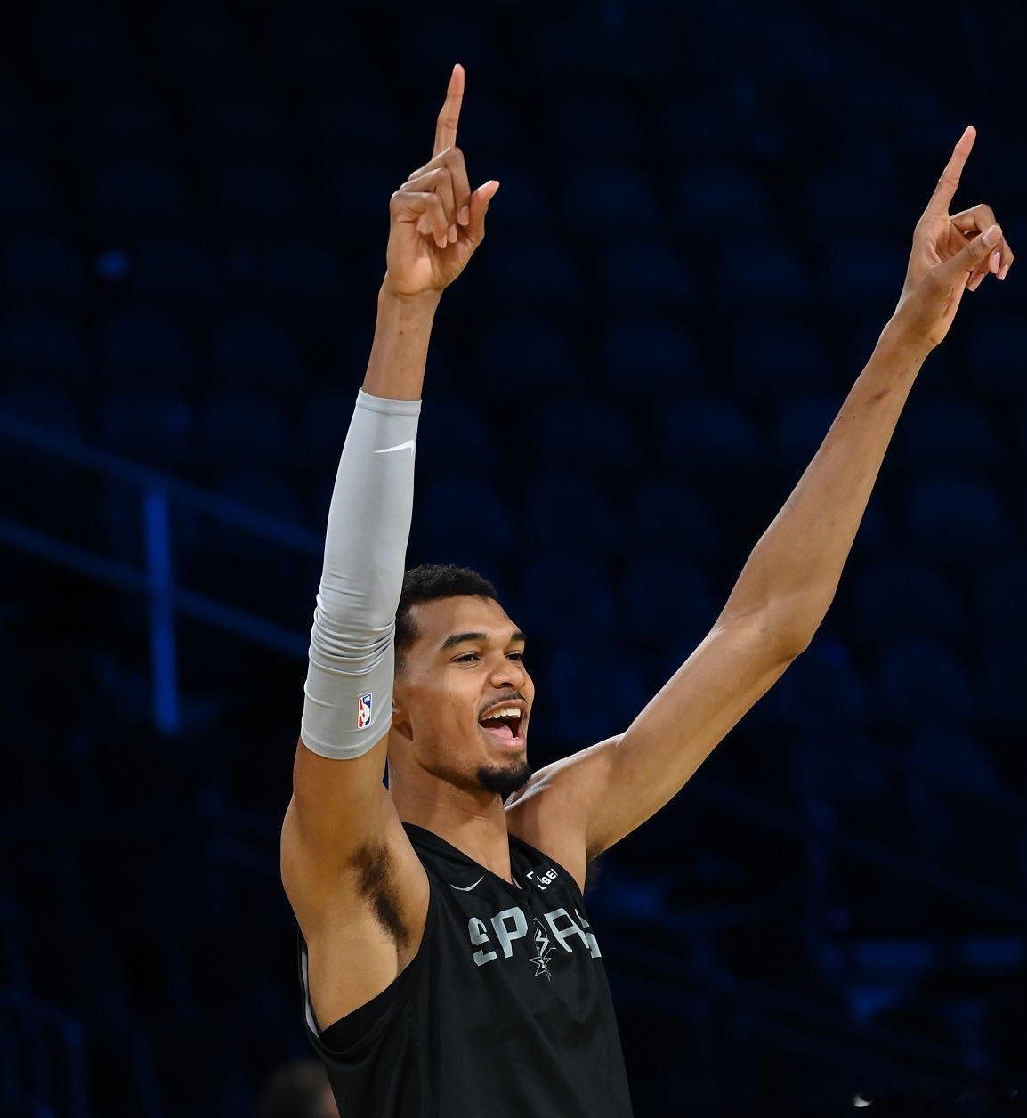 马刺终结雷霆16连胜谁能想到，刚刚复出的文班，居然真就带队送给雷霆赛季第二败。不