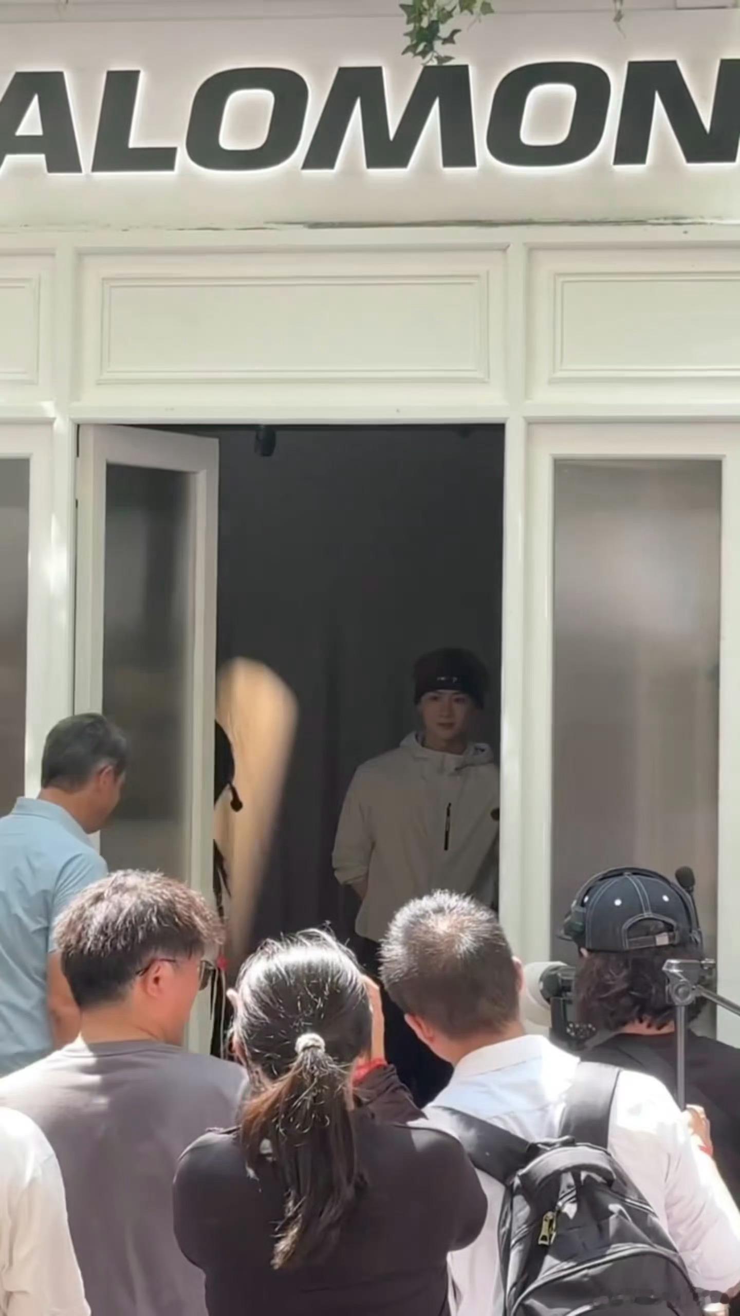 这个白敬亭脸咋那么小啊，羡慕嫉妒爱[爱慕][爱慕] ​​​