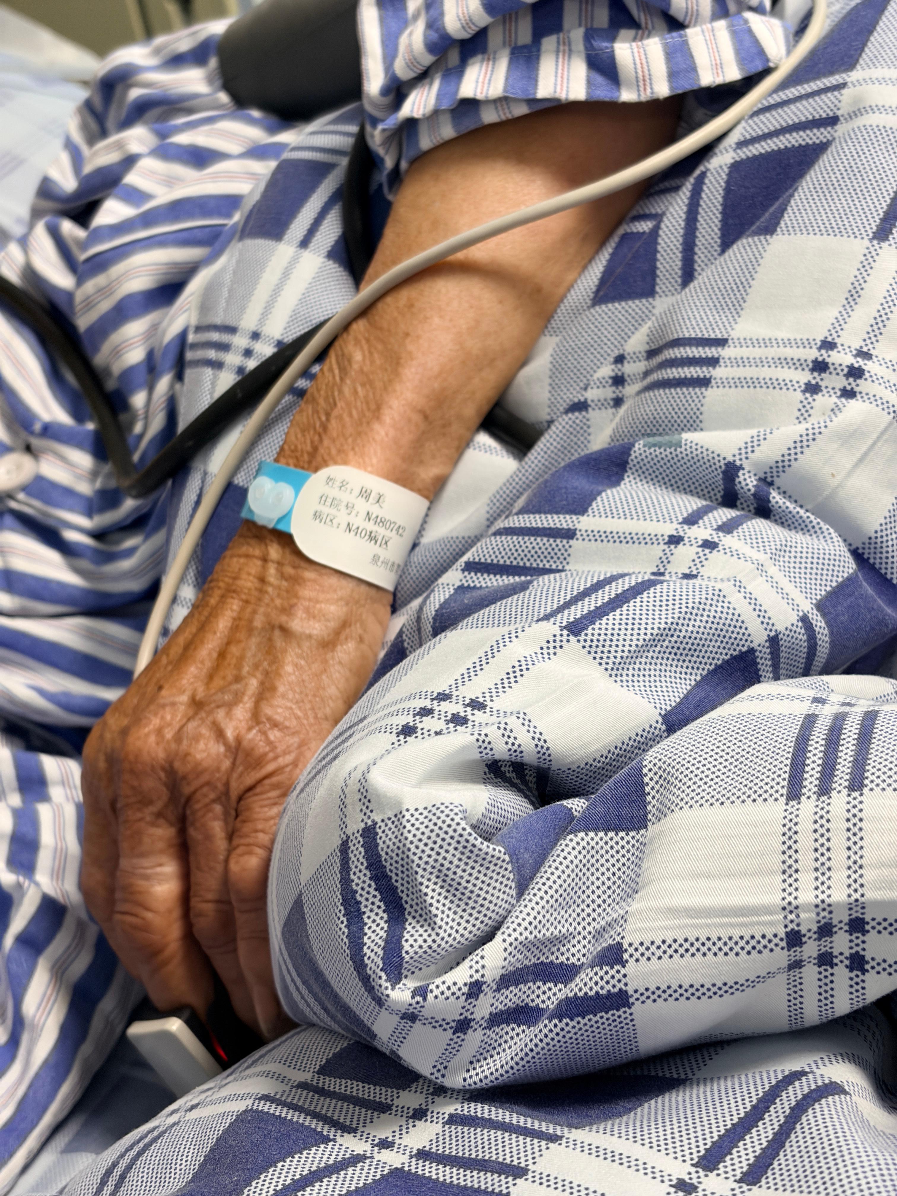 我奶奶生三个小孩，抱养了三个小孩，总共六个，真厉害。我父亲也是奶奶抱养的，不管那