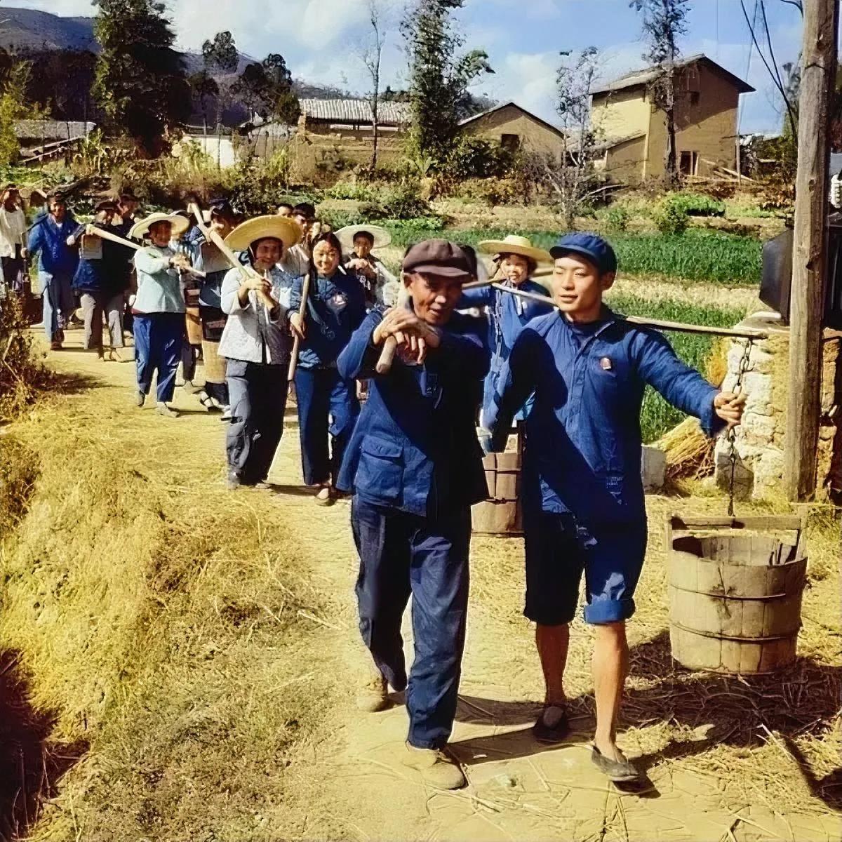 那是发生在70年代的事情，高中毕业回到农村的他，这年冬天部队要招收新兵，得到父母