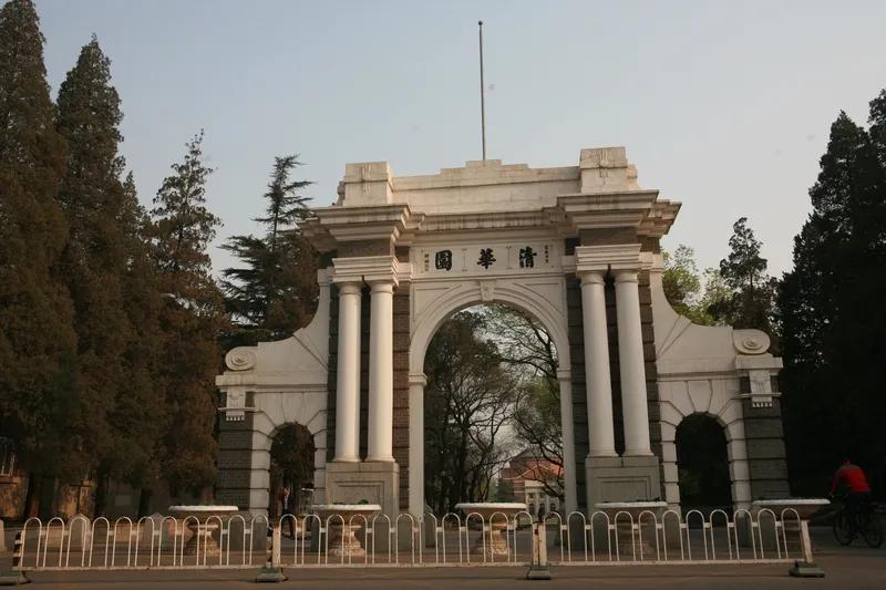 清华大学在国内现在是一张王牌，西交再厉害也没法与清华玩的，国人本来就崇拜品牌，君