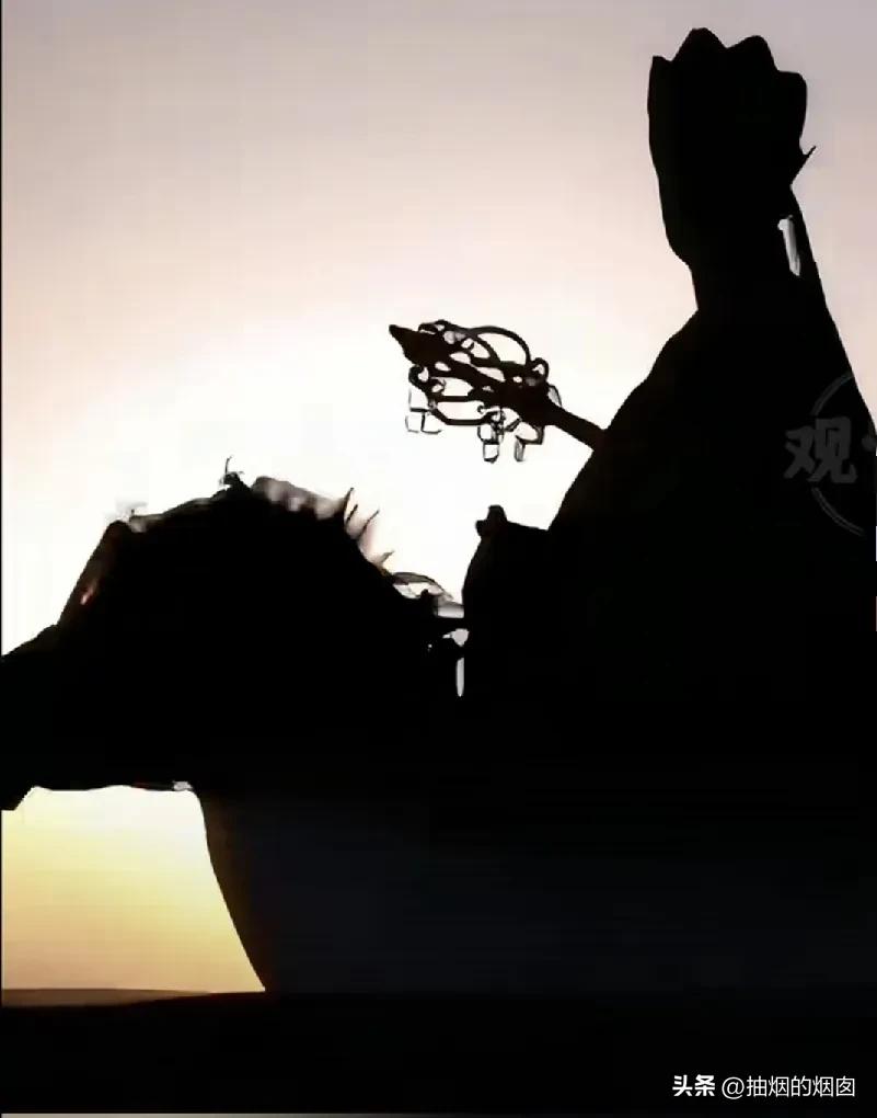 当年的唐僧，实力雄厚，一手驭缰绳，一手举法杖，脚蹬马镫，仪态庄重，有重山已过的从