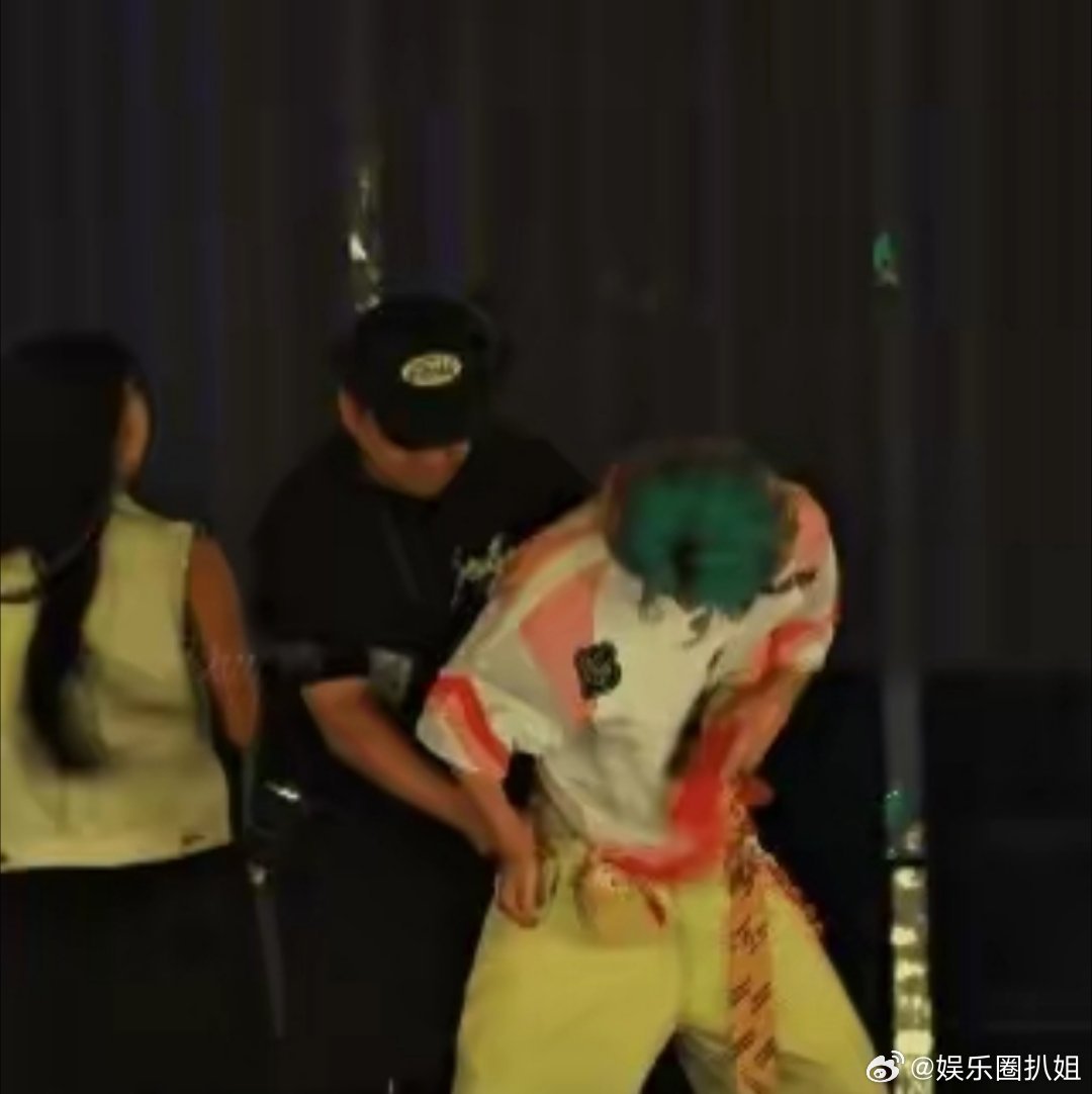 鹿晗腹肌前一秒还是略带慵懒的小肚腩，下一秒转身就亮出线条分明的腹肌，这“一秒暴击