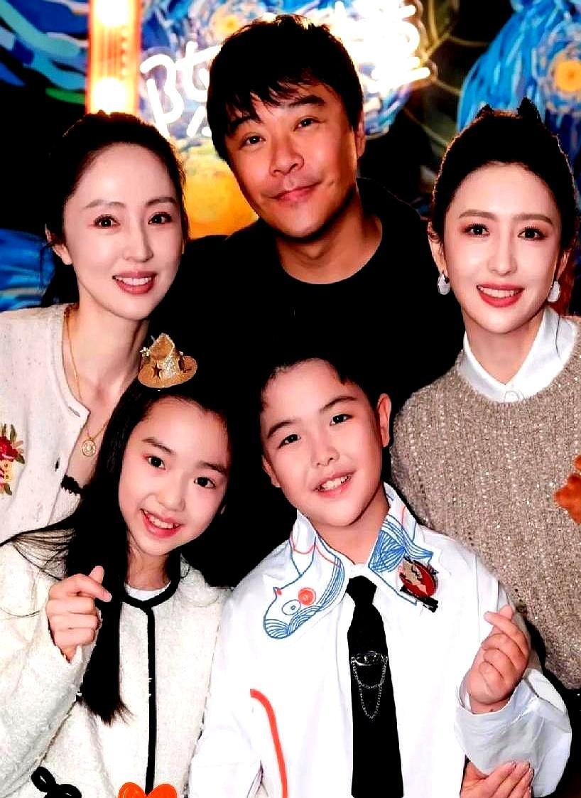 佟丽娅脖子不僵了，膝盖却挨着陈思诚。离婚5年，这俩人到底在搞什么？
 
儿子朵朵