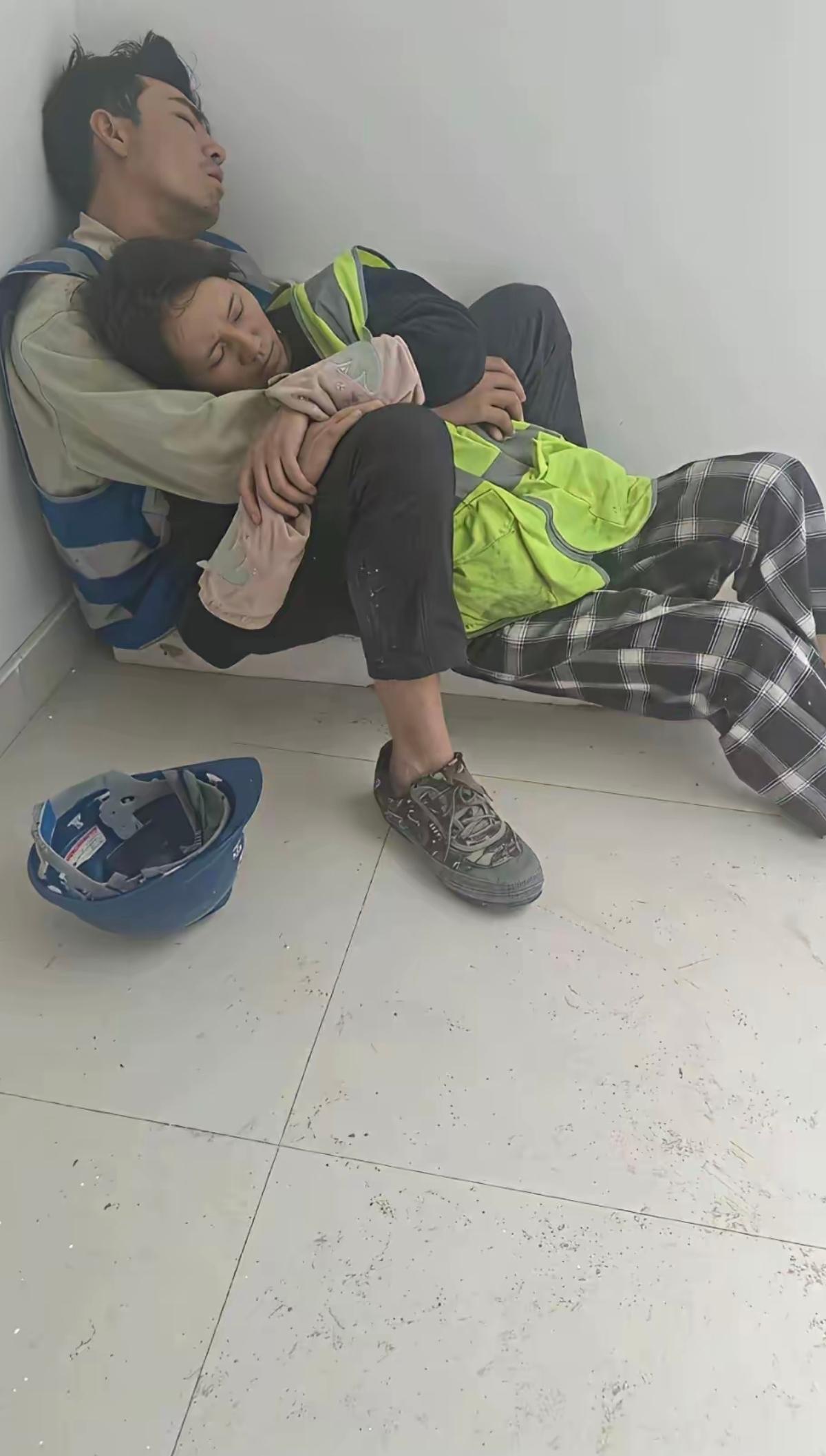 幸福的两口子，患难与共，相濡以沫。