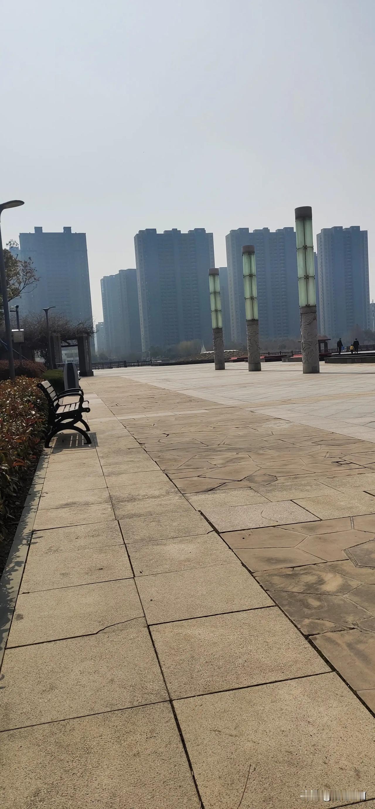 公园只能坐不能躺着，这到底是谁规定的，累了，躺一会休息一下不行吗？
在外面大城市