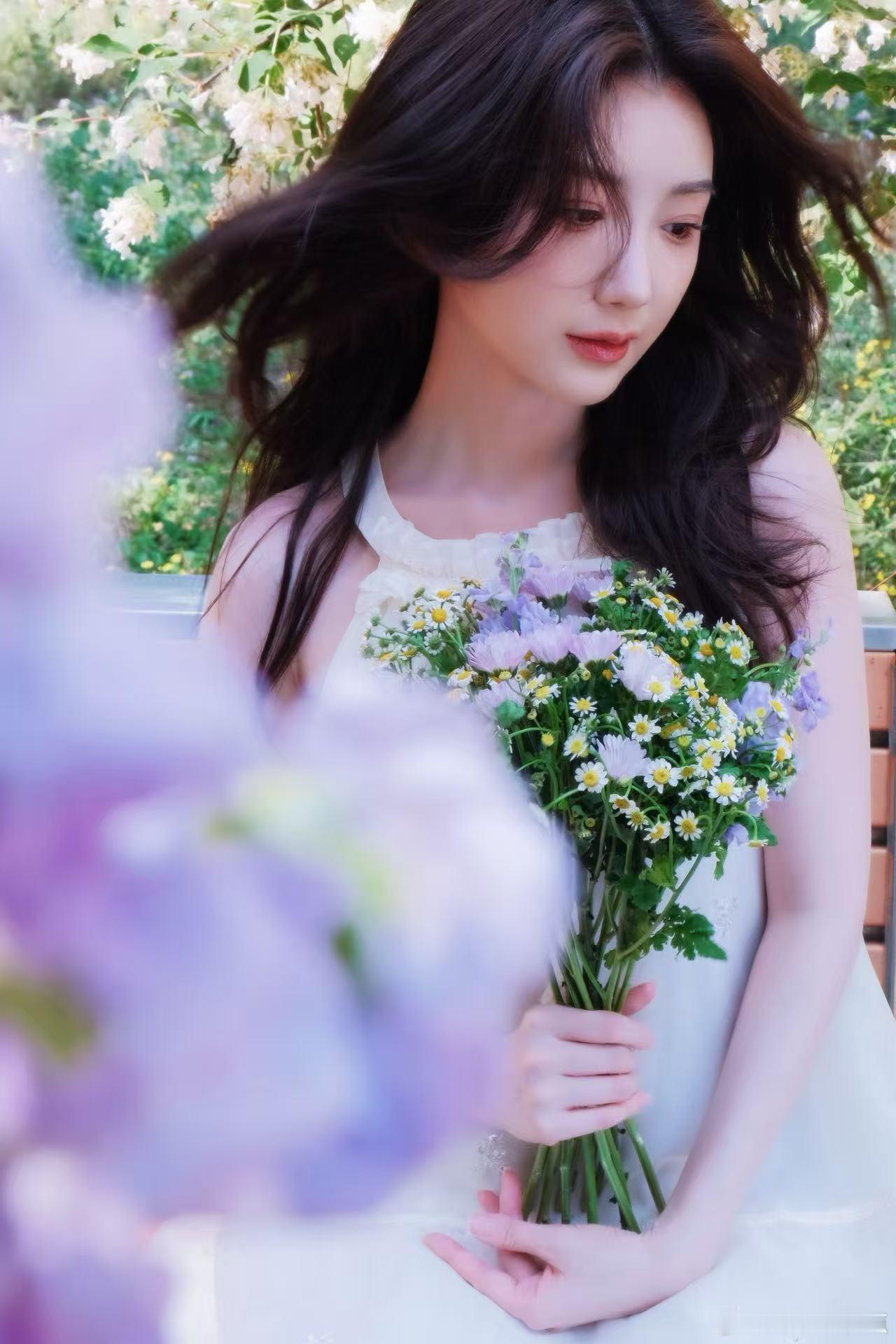 毛晓彤小白花即视感毛晓彤美成白月光了 谁能躲过毛晓彤的美貌暴击！花海写真清甜灵动