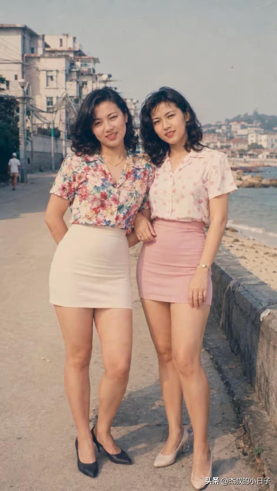 小姨整理房间，翻出来20年前的老照片！

那个是小姨和她闺蜜，在福建的一个海边拍