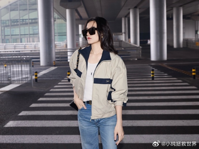 宋佳到巴黎就开始唠嗑真的羡慕能拿到宋佳签名的粉丝，她到巴黎就唠嗑宠粉，签名签到手