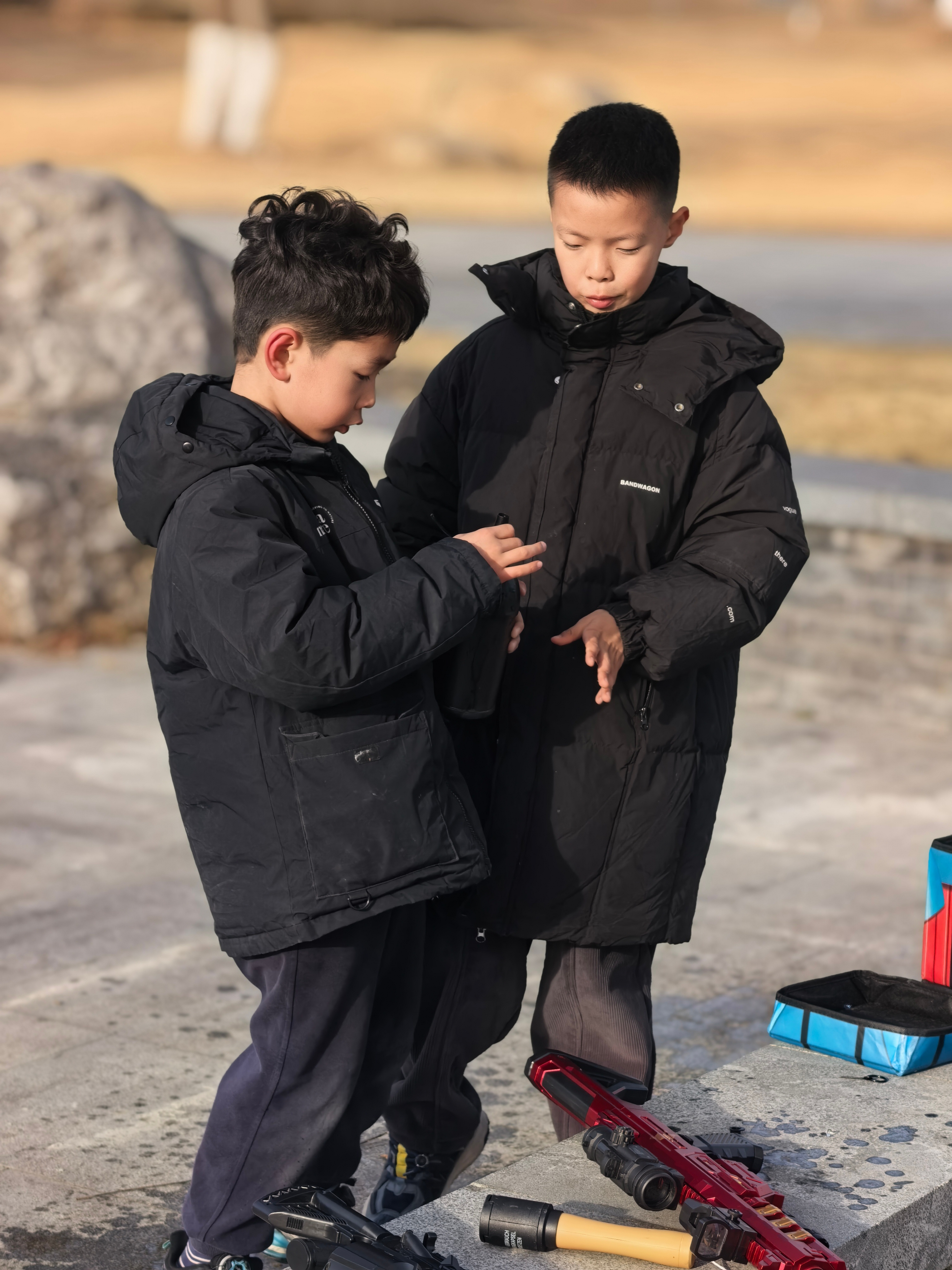 夏天回烟台跟表哥玩的特别爽下午我带他俩找到一个空无一人的公园一起玩枪战，还有地雷