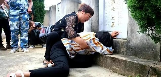 1984年，新婚三天的丈夫，上前线打仗不幸牺牲。不料，她的妻子却立马改嫁给了他的