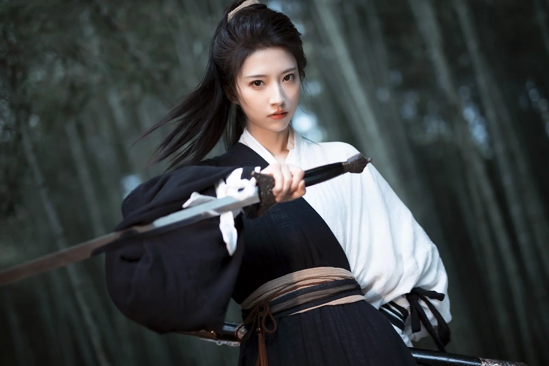 “我要下山，烦请师兄让路。”