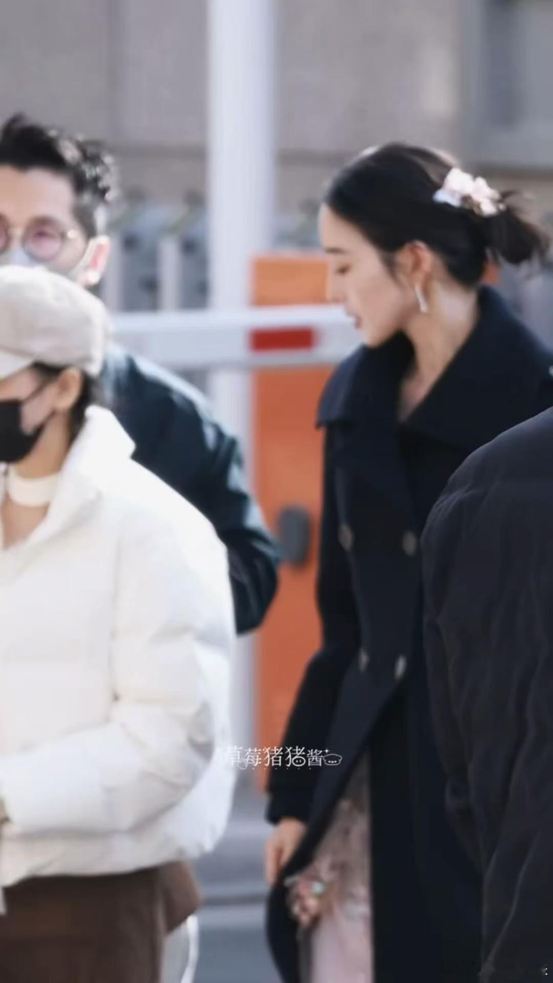  张钧甯盘发簪花 现身春晚备播，盘发簪花诠释中式浪漫，气质绝佳！颜值与状态齐飞，