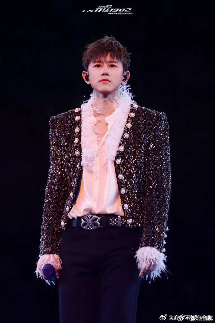 张杰张杰鸟巢行程即将过半能在鸟巢听一场完整的演唱会，真的是这个夏天超棒的一件事 