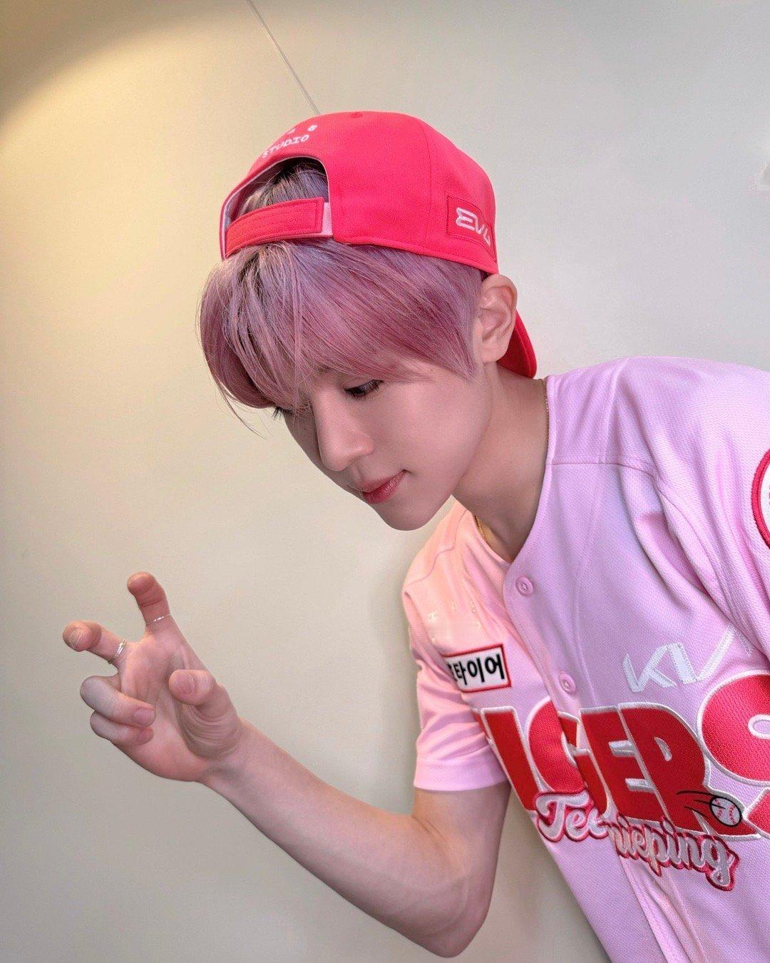 其实我还想看到此男子粉发 