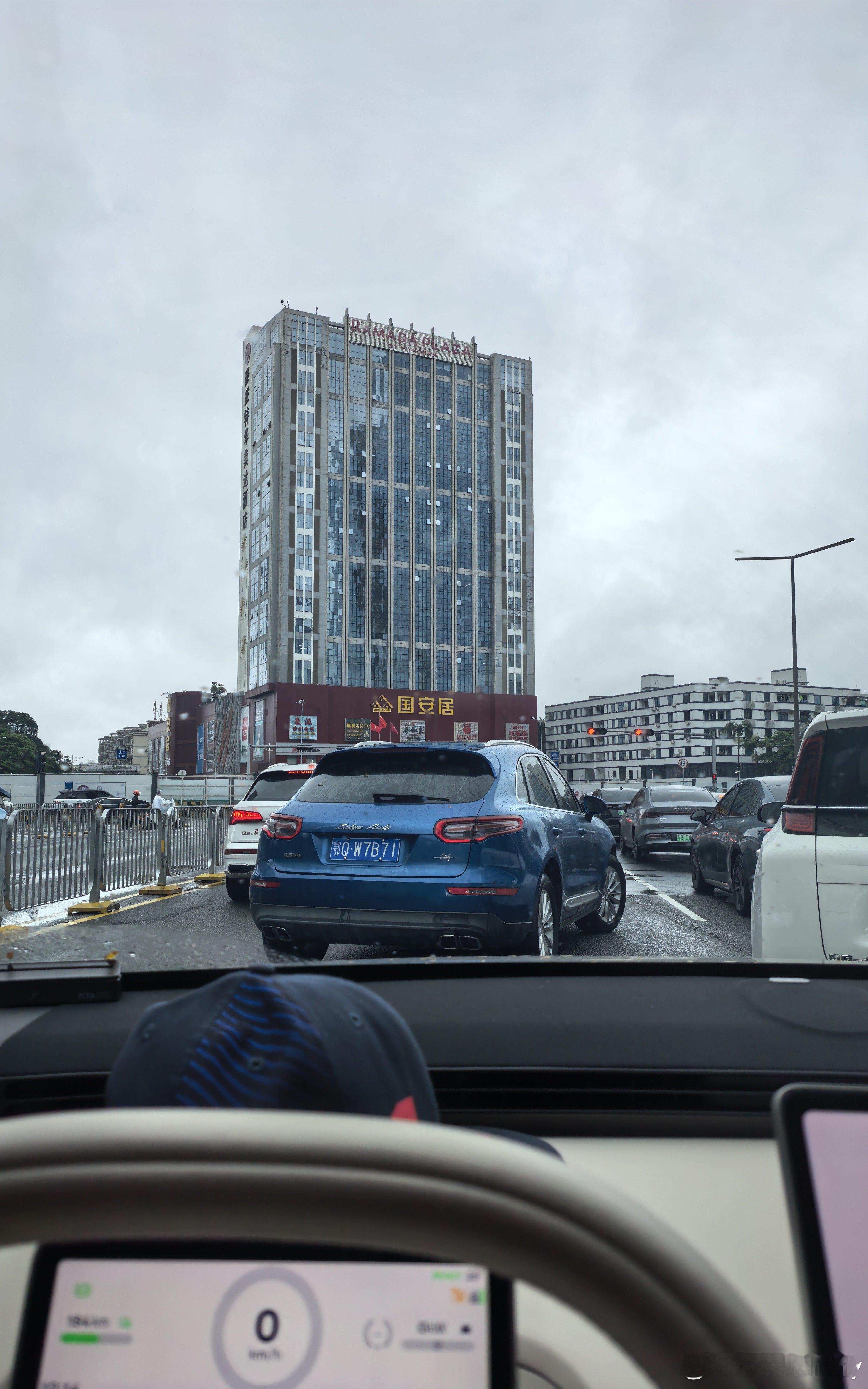 发现一台众泰，这哥们开车比正版还快 深圳
