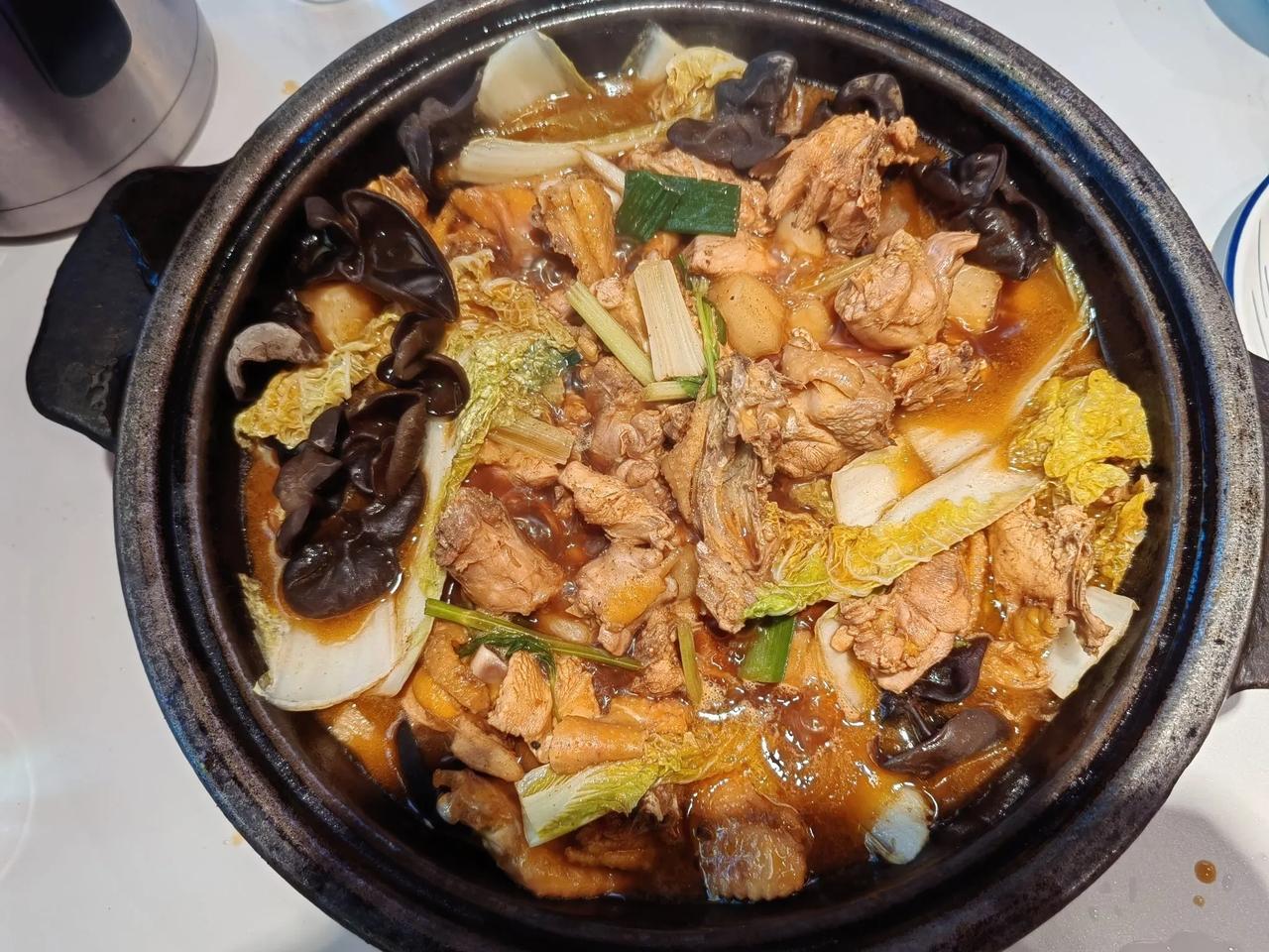 一份鸡煲138元，再加一份白菜9元，一份木耳12元，茶位费9元，一桶饭8元，合计