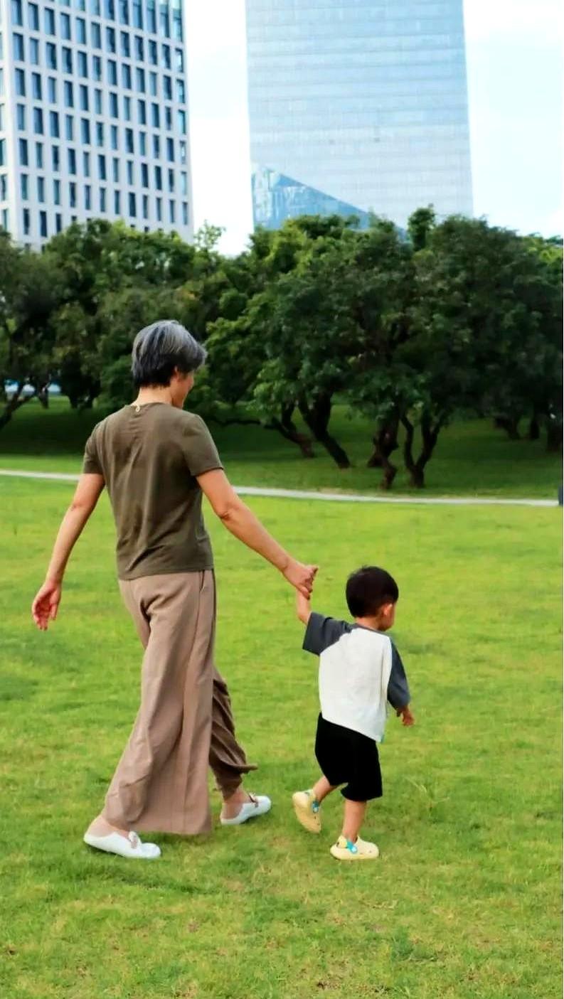 孙子带了有两年半了，平时就我和老头两个人在家带孙子，儿子儿媳出去上班。

每天都
