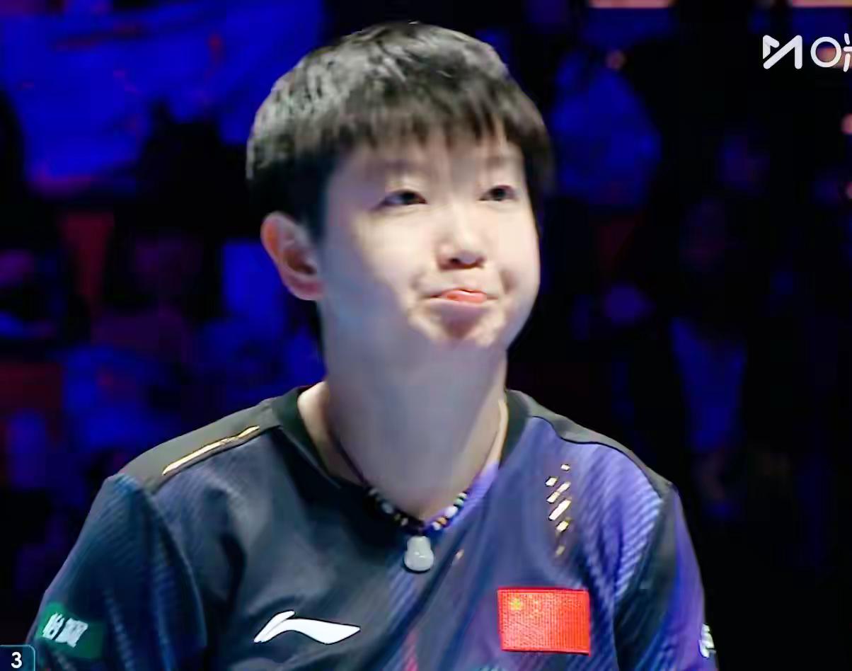 【澳门世界杯决赛，孙颖莎11-9王曼昱，完成第一局】双方旗鼓相当，中局相持来到9