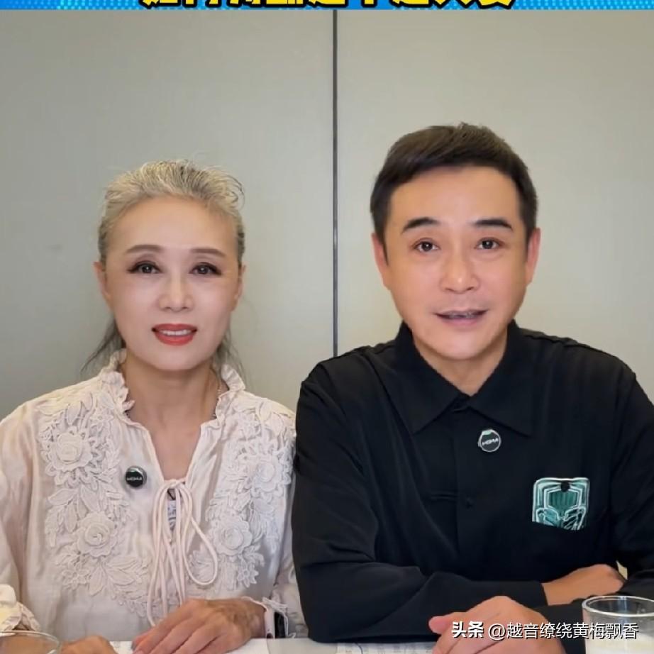 吴琼和阮巡拍的段子别出心裁，两人开启了一档夫妻联播，吴琼说：“夫妻俩一起出门游的