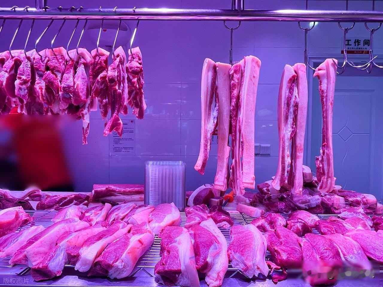 猪肉七块一斤，养殖户亏到睡不着，政策能拉住这趟下滑的车吗？

北京超市里猪肉标价