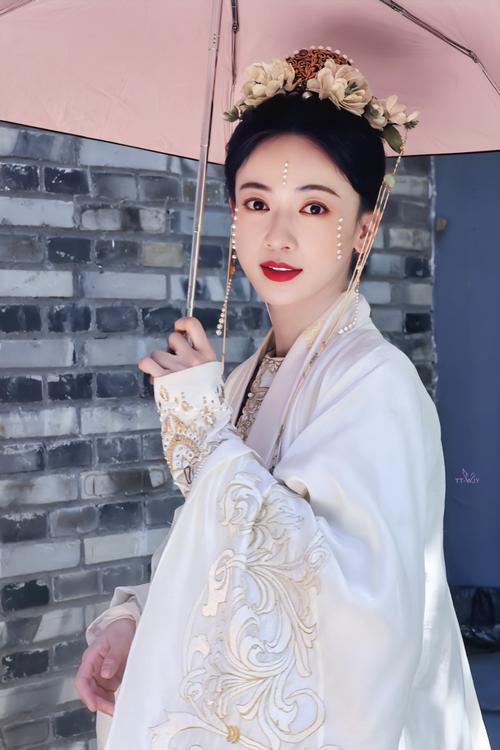 真心觉得吴谨言在《墨雨云间》中演技非常不错，以前对她的作品真的不怎么喜欢，可这部